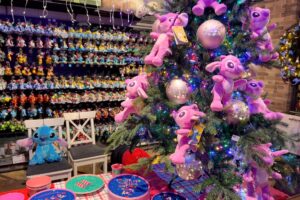 Bei Leurs Venlo schmücken zu Weihnachten viele Plüschtiere von Stich einen Weihnachtsbaum, im Hintergrund hängt Baumschmuck in vielen Reihen