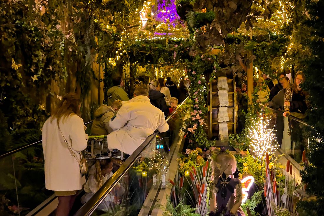 Die Rolltreppe im Weihnachtsladen Duiven führt durch eine Weihnachtswelt wie im Märchen