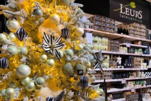 Ein bekannter Weihnachtsladen in Holland ist das Tuincentrum Leurs mit einem großen, geschmückten Weihnachtsbaum im Vordergrund und Weihnachtsdeko im Hintergrund