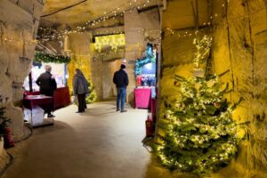 Samtgrotte Weihnachtsmarkt in einer Höhle in Holland