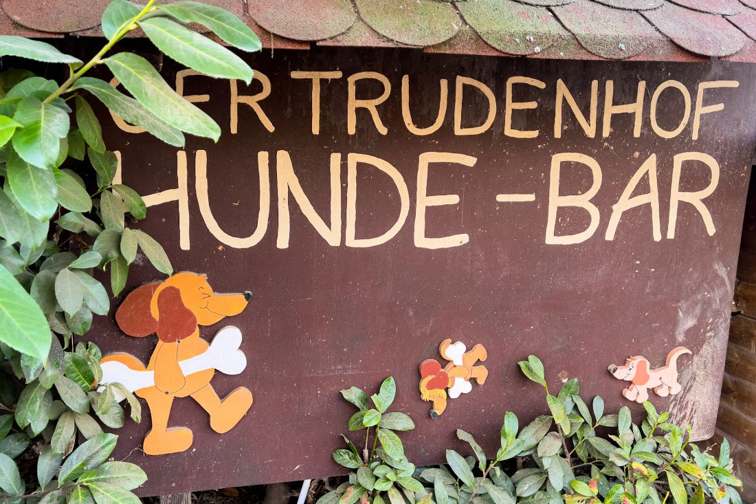 Die Gertrudenhof Hundebar mit Wassernäpfen