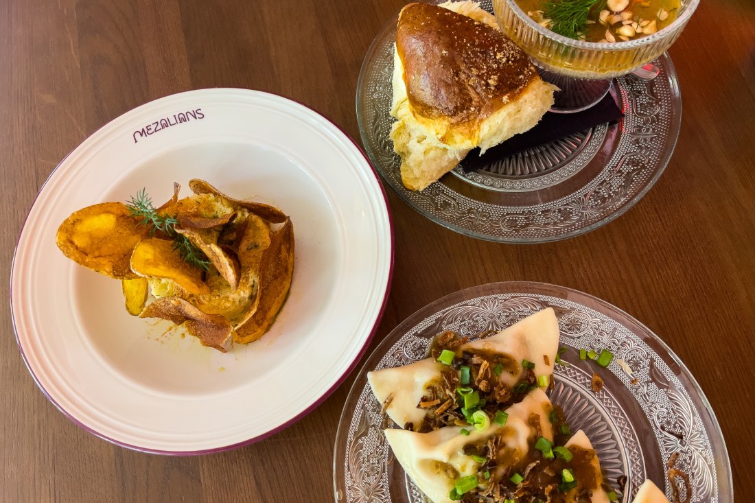 Vegan essen gehen im Mezalians Restaurant Kolberg: Pierogi Teigtaschen, Kartoffelsalat und Pilzpastete.