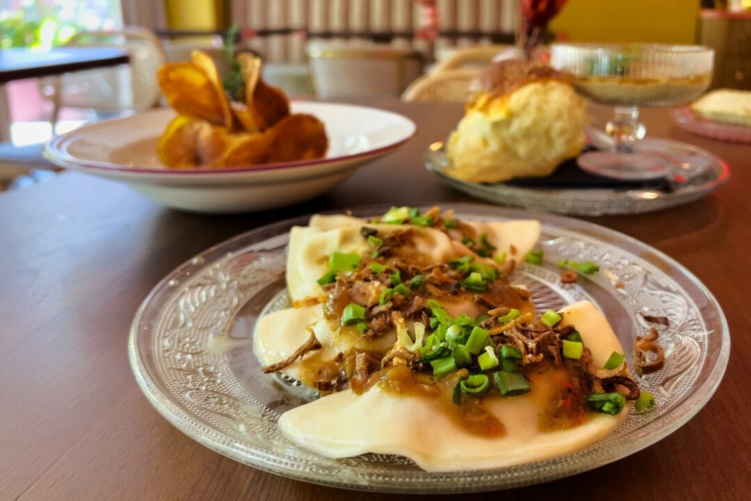 Das Mezalians ist ein Restaurant Tipp für Kolberg, Polen: Polnische Küche mit veganen Piroggen, Kartoffelsalat und Pilzpastete.