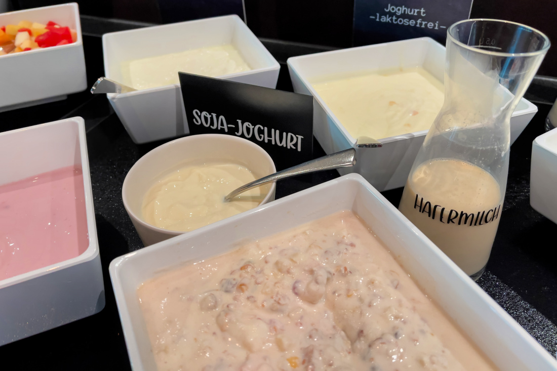 Veganes Frühstück im Wellnesshotel in NRW See Park mit Sojajoghurt und Hafermilch.