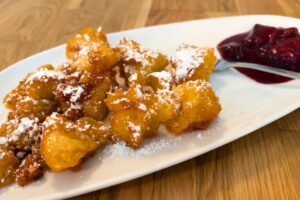 Kaiserschmarrn mit Zwetschgen im veganen Restaurant Velani Wien