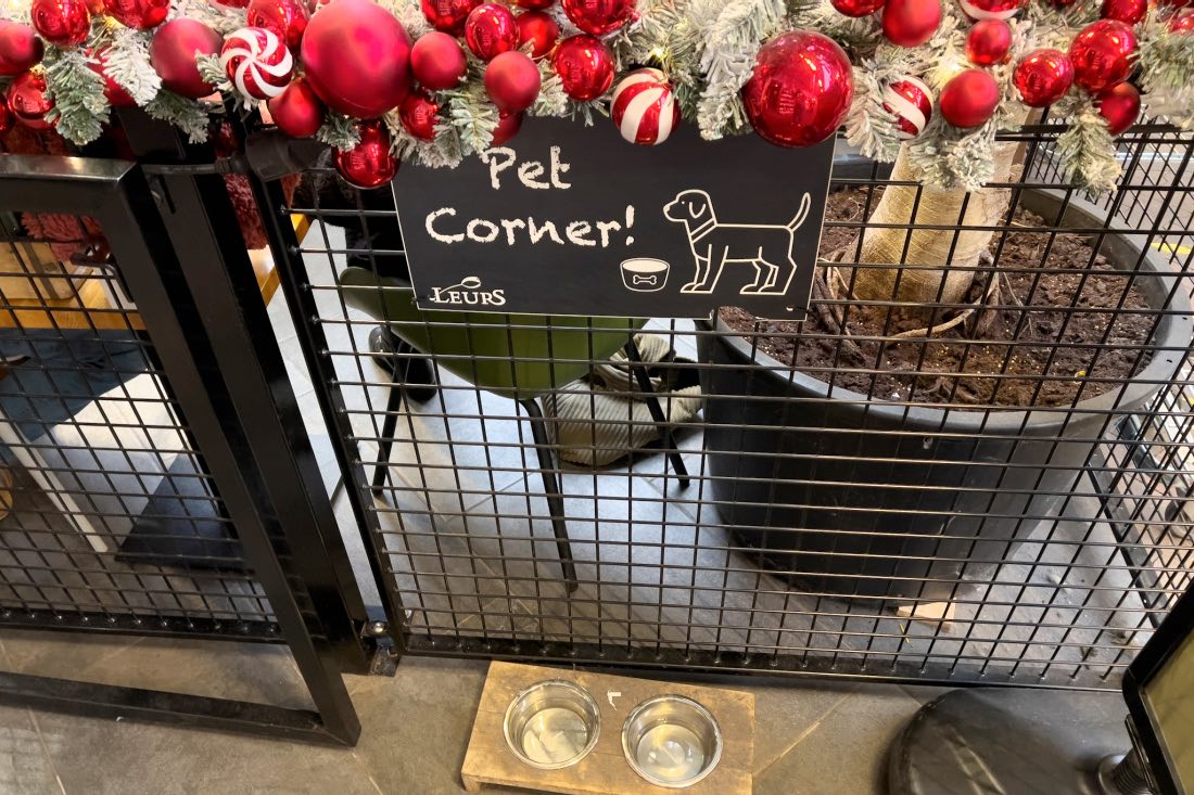 Bei Leurs Venlo sind Hunde erlaubt, abgebildet ist der Pet Corner mit zwei Wassernäpfen, das Gitter ist mit Weihnachtsdeko geschmückt.