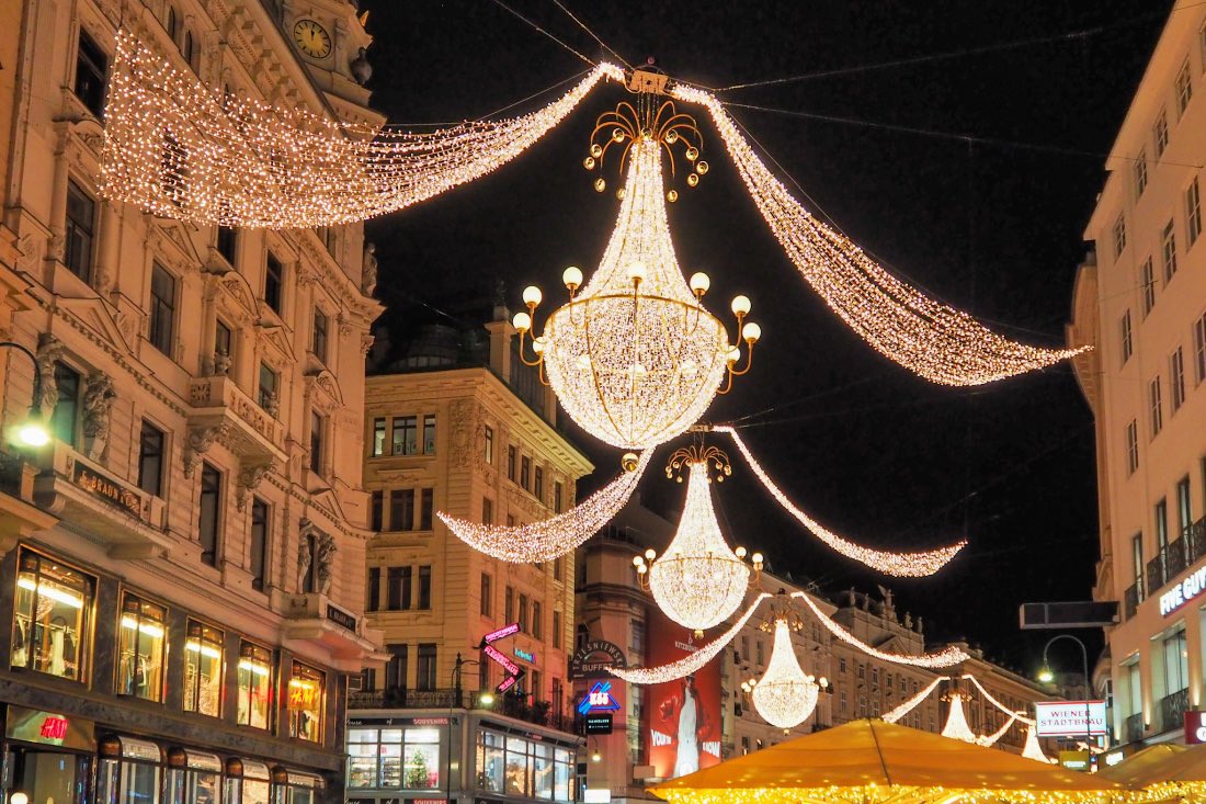 Wien im Winter mit der Weihnachtsbeleuchtung am Graben in Form von riesigen Kronleuchtern